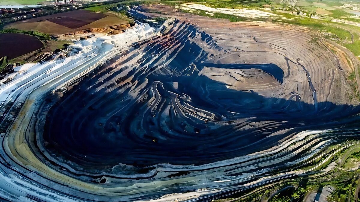     Житель Белгородской области, называющийся руководителем группы бывших миноритариев Лебединского горно-обогатительного комбината (ЛГОК), стал фигурантом уголовного дела, возбужденного по факту вымогательства. Эта статья Уголовного кодекса предусматривает до 15 лет лишения свободы.