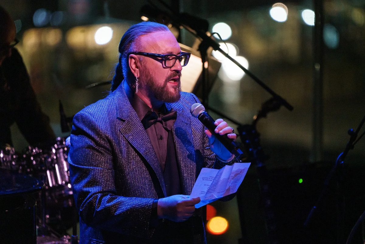 Дезмонд Чайлд (настоящее имя Джон Чарльз Барретт; 28 октября 1953, Гейнсвилл, штат Флорида) — американский музыкант, автор песен и продюсер, член Зала славы авторов песен. За свою карьеру несколько раз номинировался на премию "Грэмми", 70 его песен были в Singles Top 40, альбомы с его композициями были проданы по всему миру тиражом более 300 миллионов экземпляров