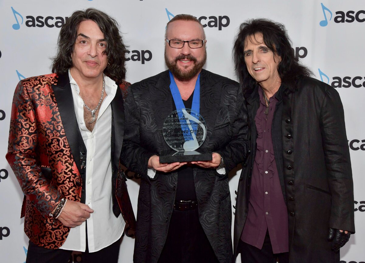 Чайлд с Полом Стэнли из группы "KISS" (слева) и Элисом Купером