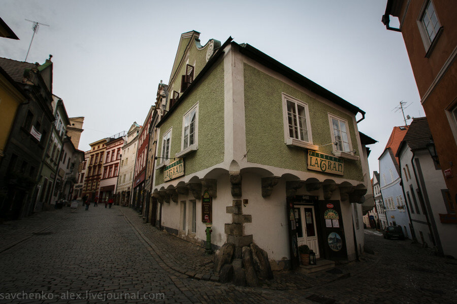 Сам город Чешский Крумлов лежит как на ладони перед замком. Исторический центр города  на берегу реки Влтава. Через старинный деревянный мост можно попасть к Нижнему замку. 