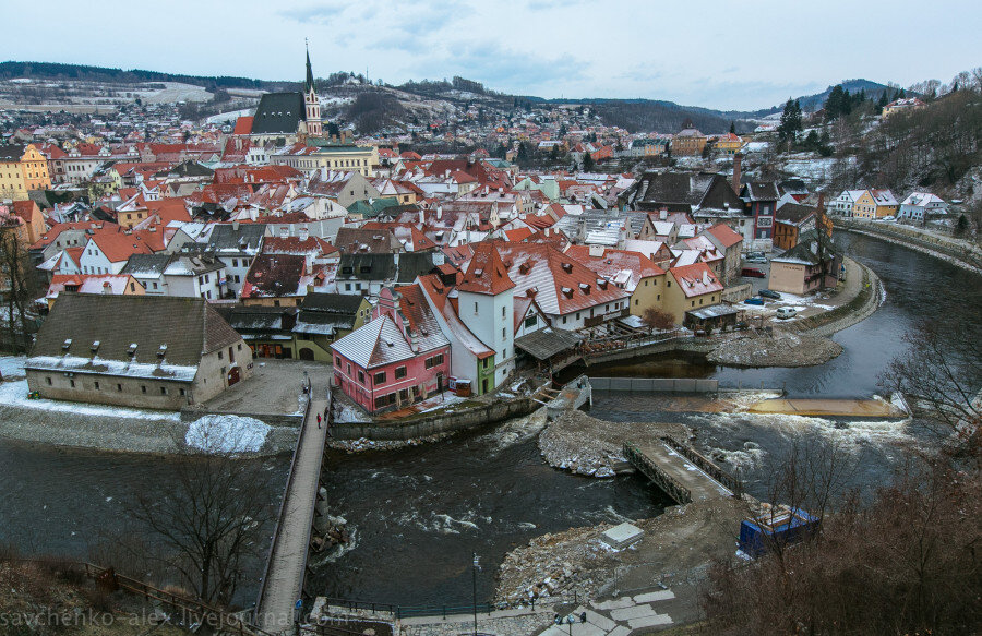 Чешски Крумлов — город памятник, которыйй находиться под охраной  ЮНЭСКО  здесь невозможно выделить какое-то отдельное место, все вокруг удивительно и необычно. Это действительно сказочный город-достопримечательность, с его старинным замком, узкими улочками и особой неповторимой архитектурой.