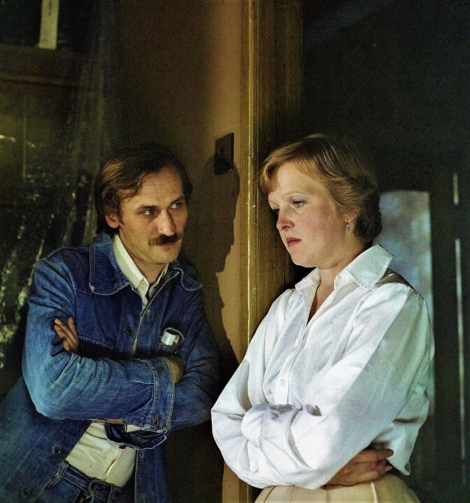 Анастасия мытражик босиком. Некрасивая старая дева. Нищая женщина. Анастасия мытражик ноги. Фотосессия в старом доме.