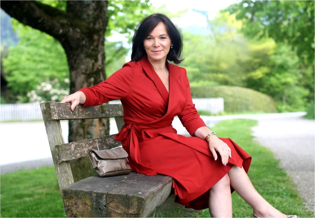 женщина в офисе за компьютером. девушка в каске на заводе. работаю на 2х работах. влюбленная пара вместе работают в офисе картинка. занятой человек.