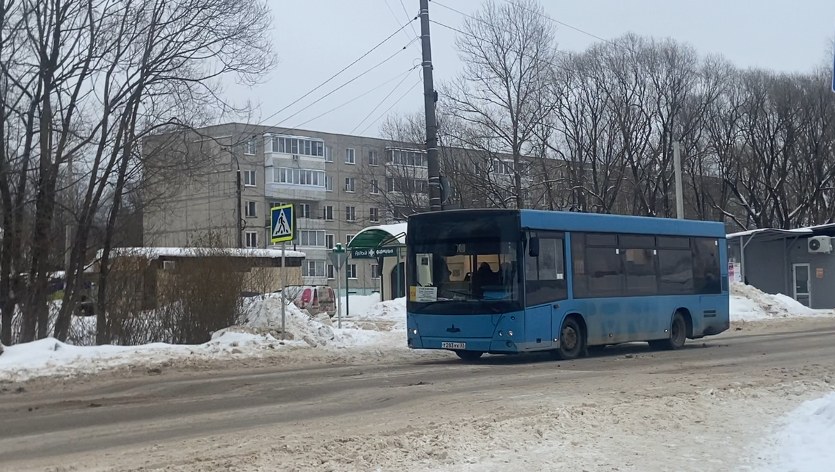 Друзья в кафе. Офисный работник. Фильм про богатую девушку. Чужая ненависть фильм 2018 кей джей апа. Смешные анекдоты про бизнес.