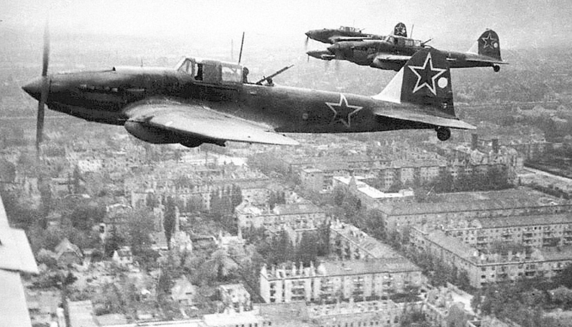 Ильюшин Ил-2 над Берлином 1945 © Общественное достояние