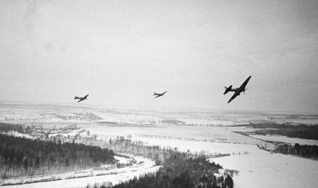 Ранний Ил-2 «Штурмовик» атакует немецкие позиции под Москвой © Общественное достояние