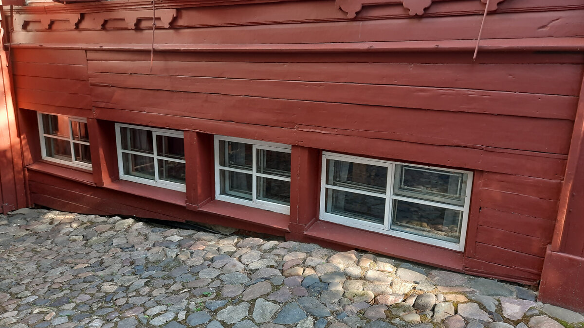 Домик с газоном. Семья в загородном доме. Два человека и дом сток. Перед их домом. Семья в загородном доме.