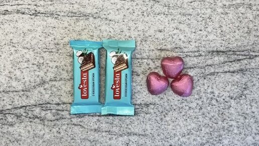 Задачка про конфеты. Задачи на смекалку. Получит две конфеты. Решения на сложения 5 конфет меньше 4 конфет сколько конфет осталось. Сколько всего конфет.