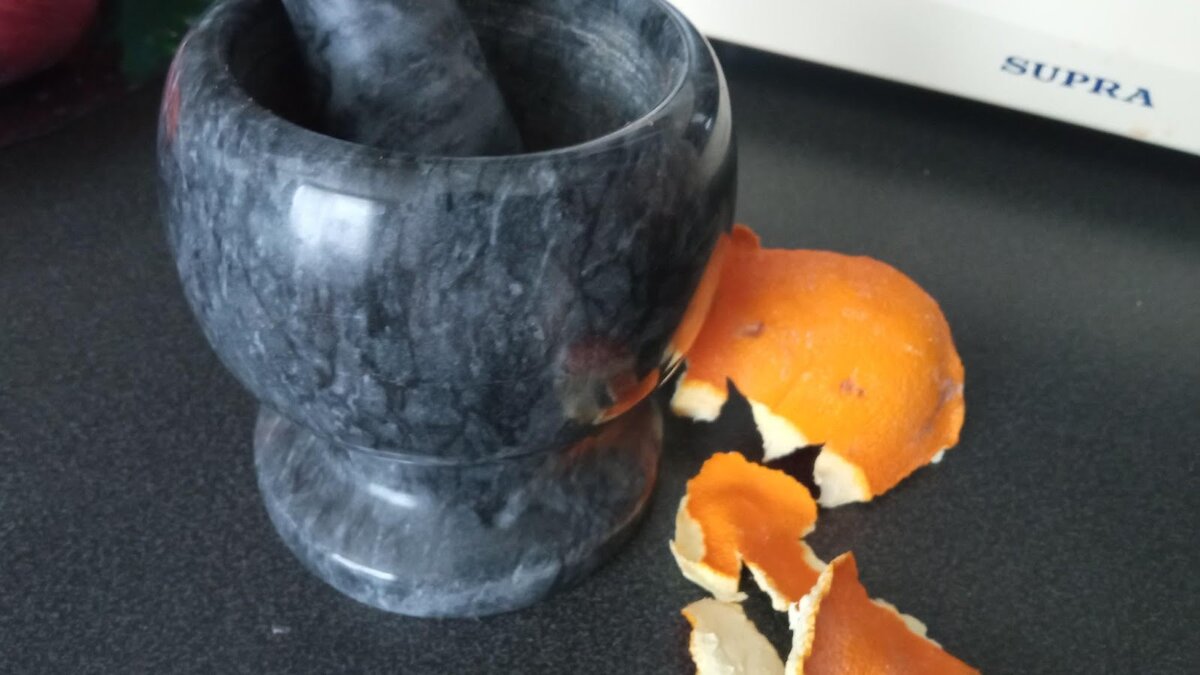 апельсиновая корка. варенье из мандариновых корок. сушеная корка мандарина. куда использовать мандариновые корки. апельсиновая кожура.