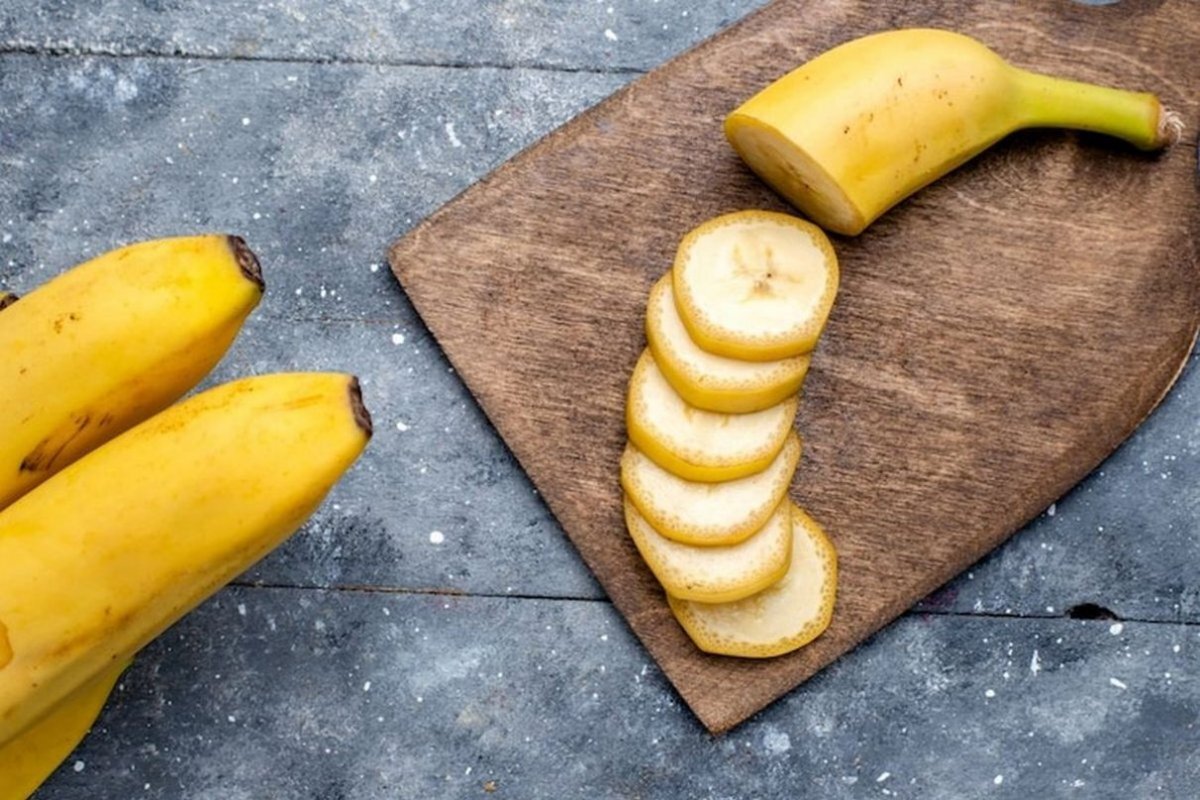 Врач-гастроэнтеролог Азамат Габуев: бананы полезны для укрепления здоровья сердечно-сосудистой системы как источник калия, витаминов и клетчатки.