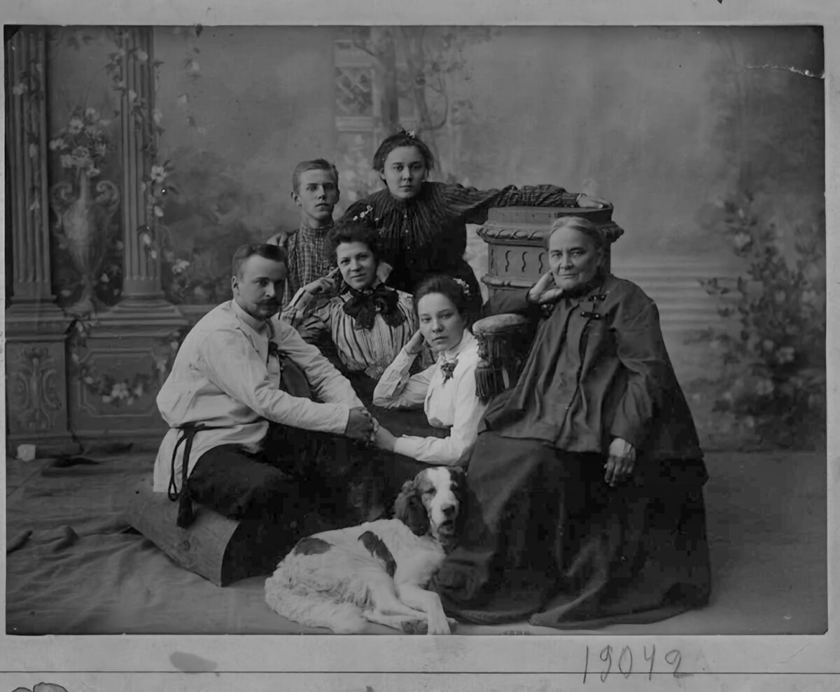 В первом ряду слева сидит Н. А. Морозов, он держит за руку сидящую рядом в белой кофточке девушку - свою будущую жену Ксану Бориславскую. Между ними, в блузе с черным бантом, М.А.Ватсон. По моему предположению, пожилая дама справа - их мать, Елизавета Валентиновна. Фото из личного архива Н.А Морозова.  