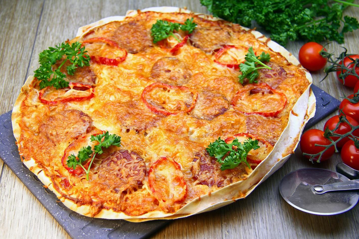 Ленивая пицца с копченой колбасой и маринованными огурцами | Еда от ШефМаркет | Дзен