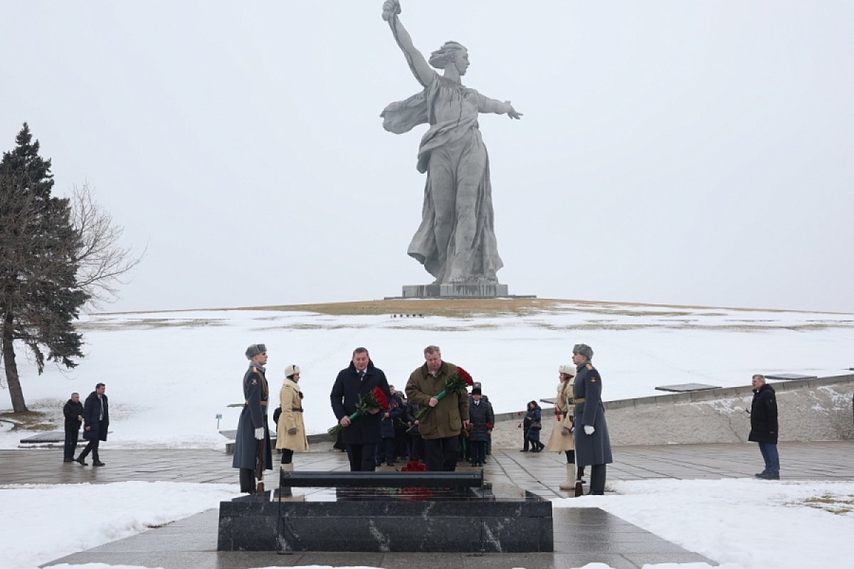    В Волгограде на Мамаевом кургане почтили память защитников Отечества