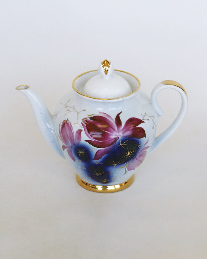 Чайник из сервиза «Кактусы». 1980 год, ЛФЗ. Автор формы Серафима Евгеньевна Яковлева, автор росписи Любовь Карловна Блак (исполнитель неизвестен)