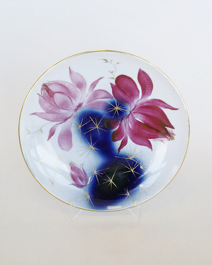 Тарелка из сервиза «Кактусы». 1980 год, ЛФЗ. Автор формы Серафима Евгеньевна Яковлева, автор росписи Любовь Карловна Блак (исполнитель неизвестен)