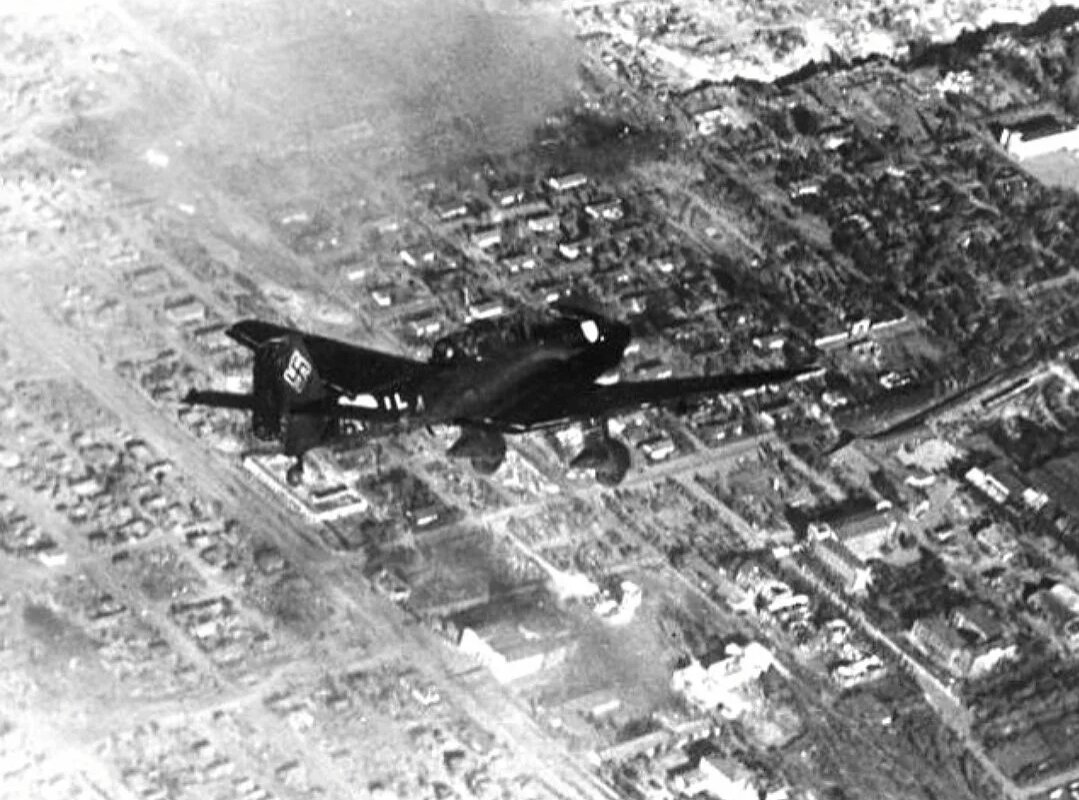 Первая фашистская бомбардировка Сталинграда в августе 1942 года и наиболее пронзительно она описана у Василия Гроссмана в его "Жизнь и судьба"... (фото из открытых источников)... 