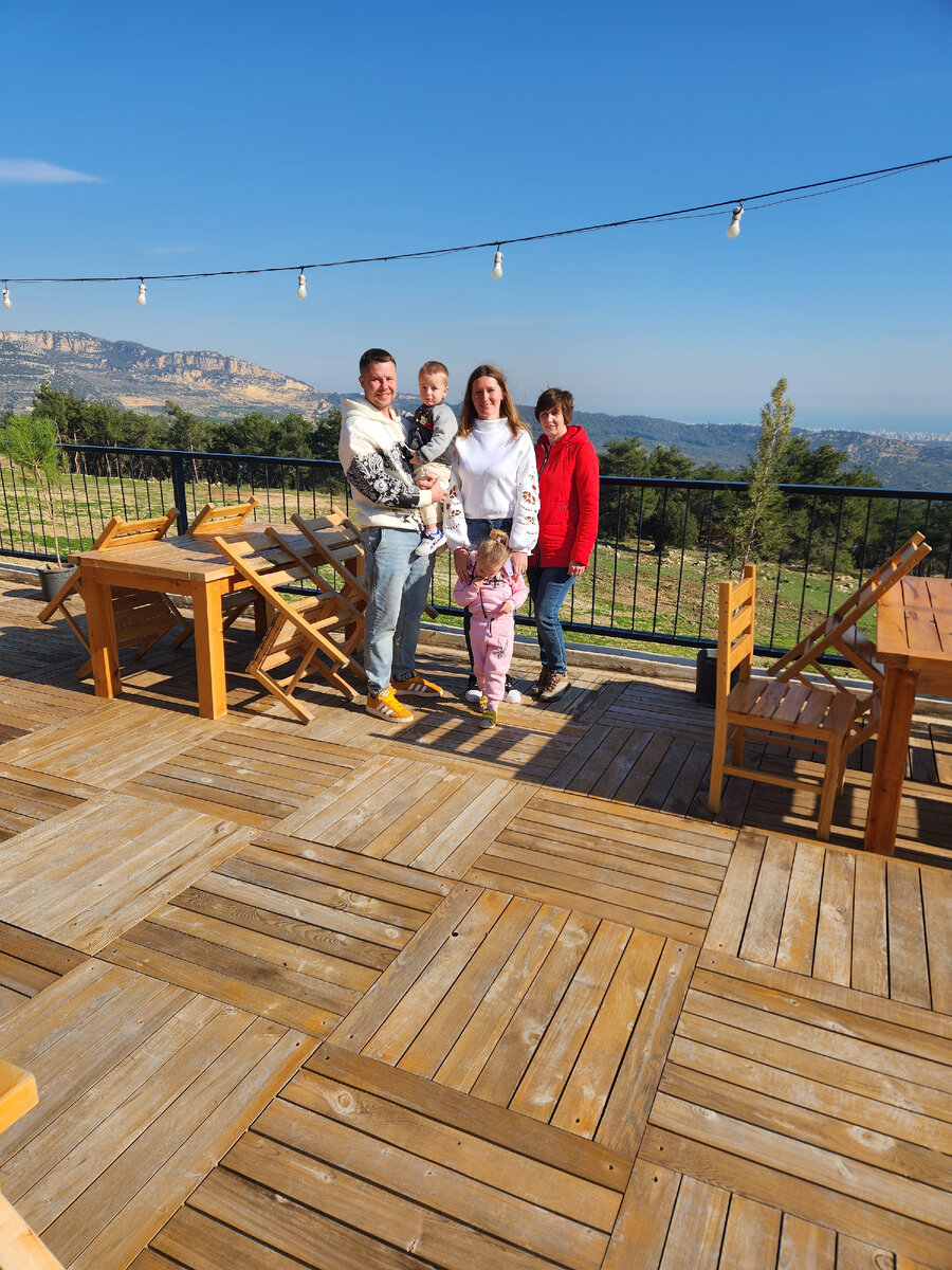 Всем семейством празднуем день рождения в ресторанчике в горах. Архив канала "Активный человек".