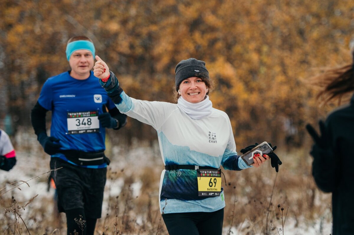 Мимо выбрать. Девушка перемены. Девушка проходит мимо. Мимо меня filatov. Фотосессия на рельсах.