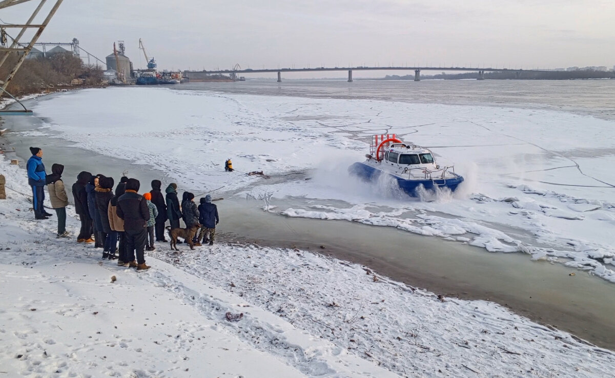 Служба спасения песни. Стихи про спасателей. Спасатель мчс. 911 служба спасения эван бакли. Проект на тему службы спасения.
