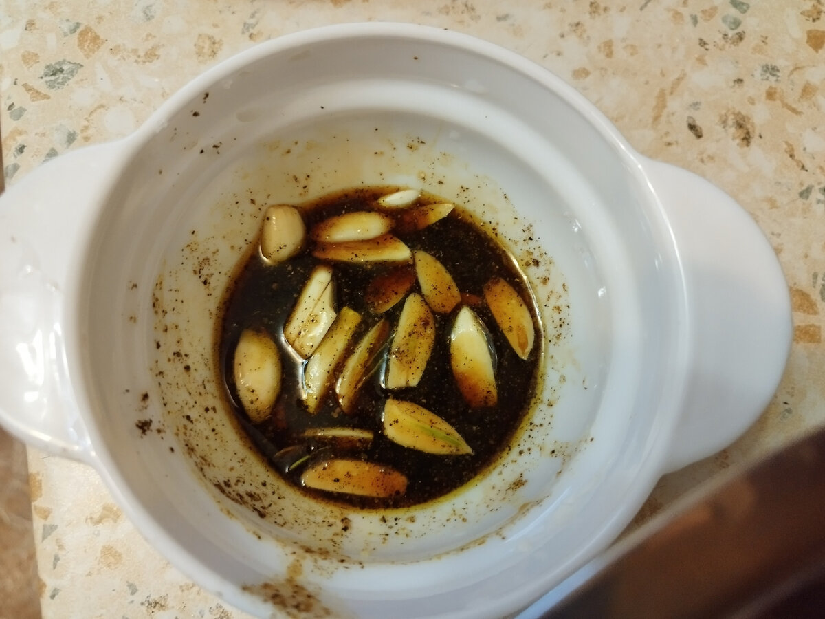 Чеснок маринуется в соевом соусе с травами и перцем