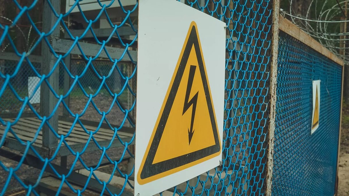     Ростехнадзор установил причины несчастного случая на месторождении «Сургутнефтегаза». Гибель мастера от удара током случилась из-за грубых нарушений правил безопасности.