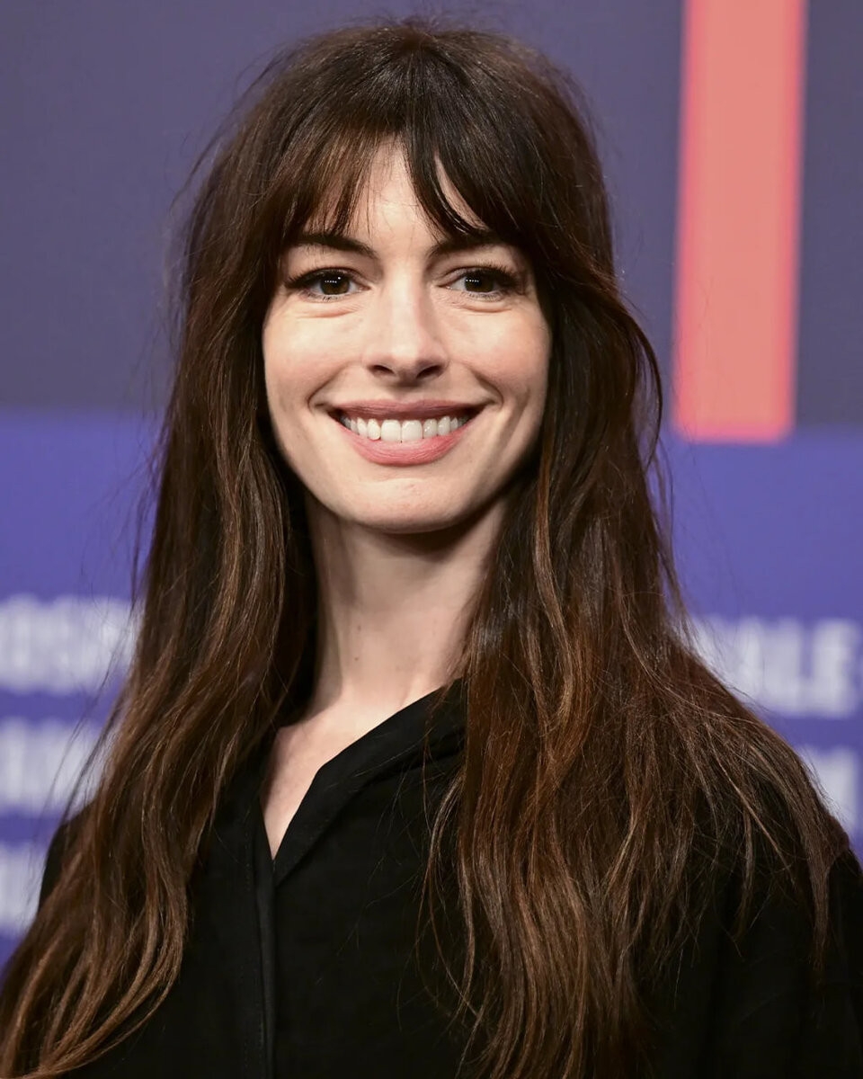 стрижки женские на средние волосы с челкой. стрижка с длинной челкой. стрижки с длинной челкой 2024. стрижки с длинной челкой 2024. каскад,каре каскад на каре с челкой.