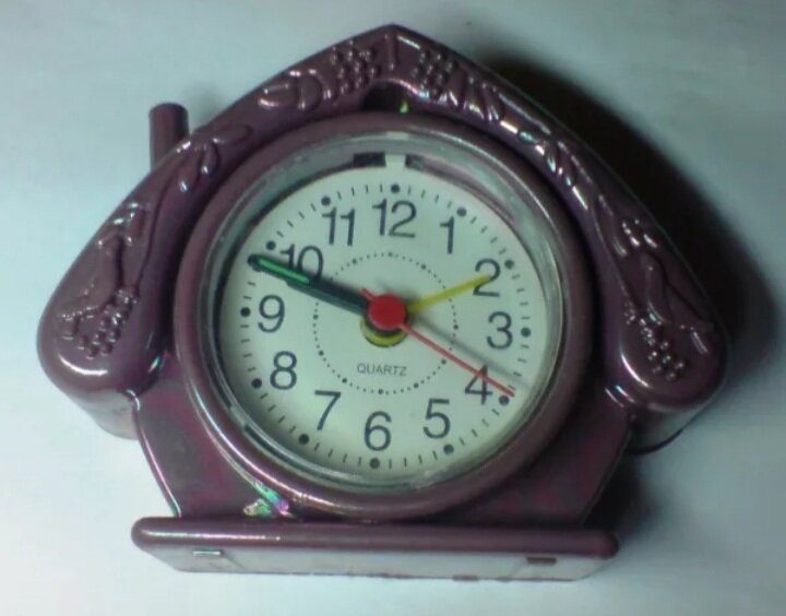 Часы gentex будильник домик. Часы домик 90х. Часы будильник 90х. Часы домик из 90х.
