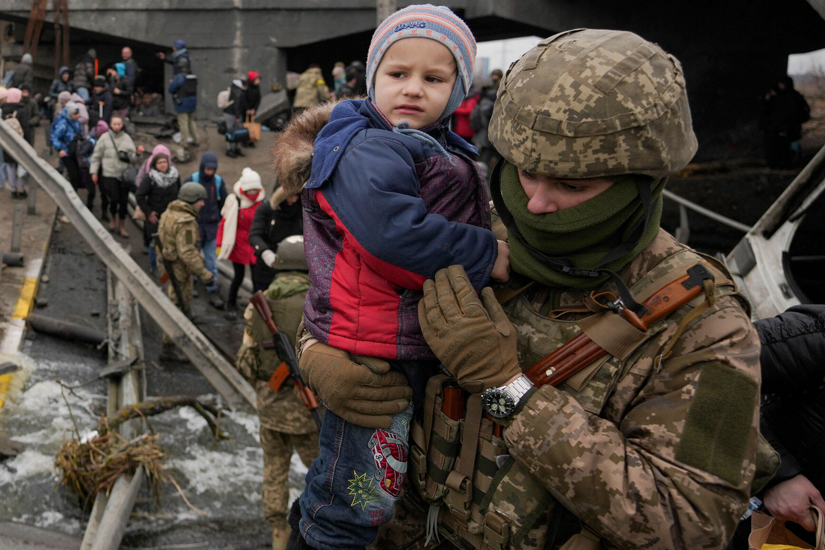 Мирные жители дети. Российский солдат и ребенок Украина.
