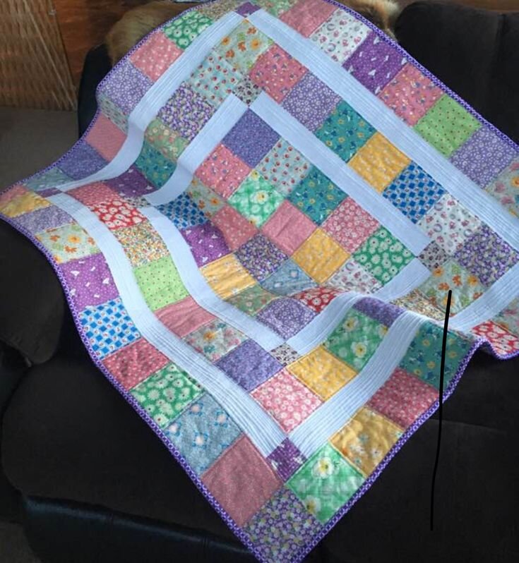 Здесь разделительные образуют свой рисунок, немного успокаиваю разноцветный топ