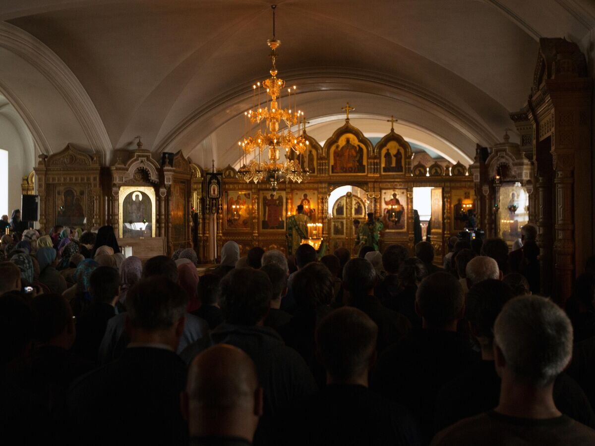  Верующие во время вечерней службы в Спасо-Преображенском соборе © РИА Новости / Илья Тимин