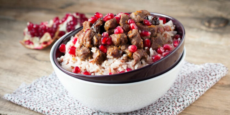 К данному блюду подойдет абсолютно любой гарнир, но лучше всего с ним будет сочетаться рис или булгур.