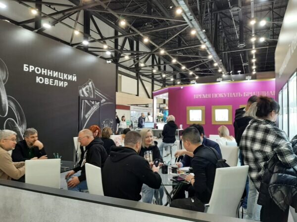 Стенд «Бронницкого ювелира» напоминал кафе Старбакс в час пик.