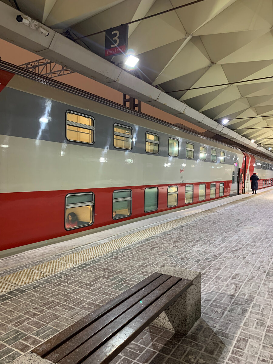 Двухэтажный Москва-Петрозаводск, с перецепкой тепловоза как раз в Выборге. 