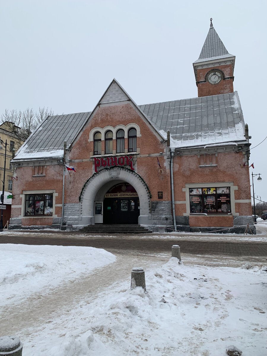 Здание Рынка. Торгаши торгуют.