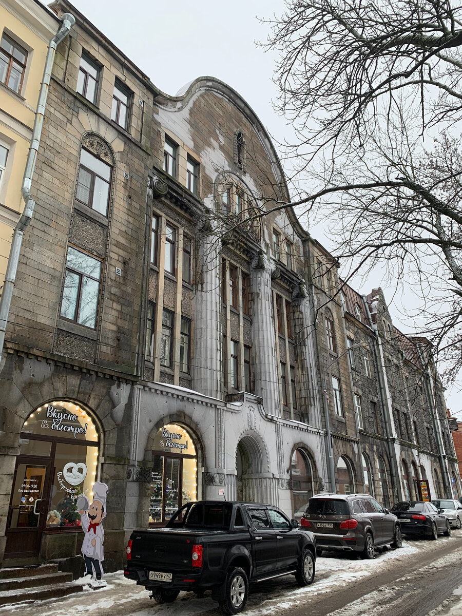 Дом у дороги. Внутри есть магазин моделей домов, пробный дом оттуда будет позже.