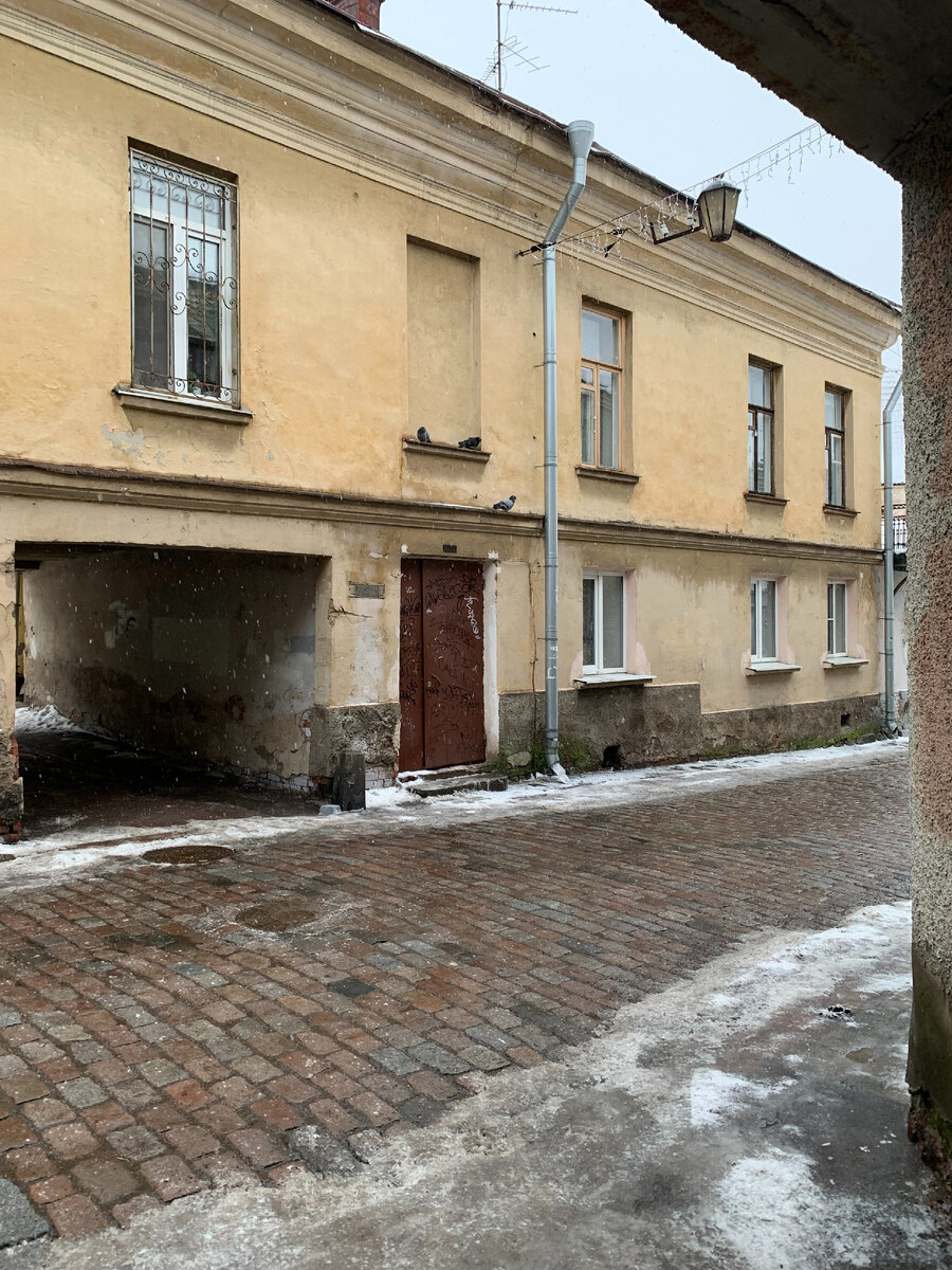 Мостовой двор. Булыжная мостовая в уфе. Аппиева дорога брусчатка. Прага площадь мощеная. Брусчатая улица в праге.