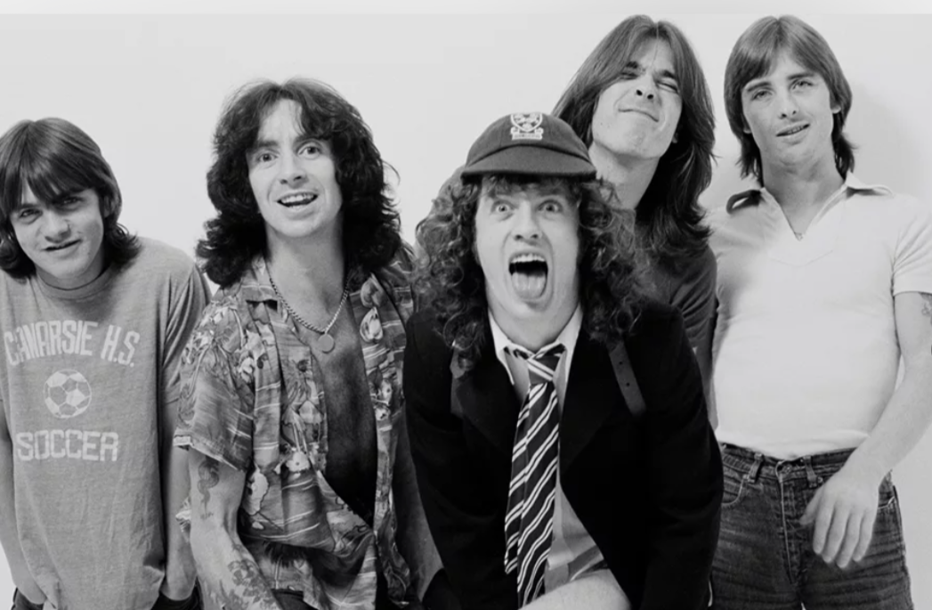 AC/DC (фото 1979 года) Бон Скотт второй слева (листайте дальше) 