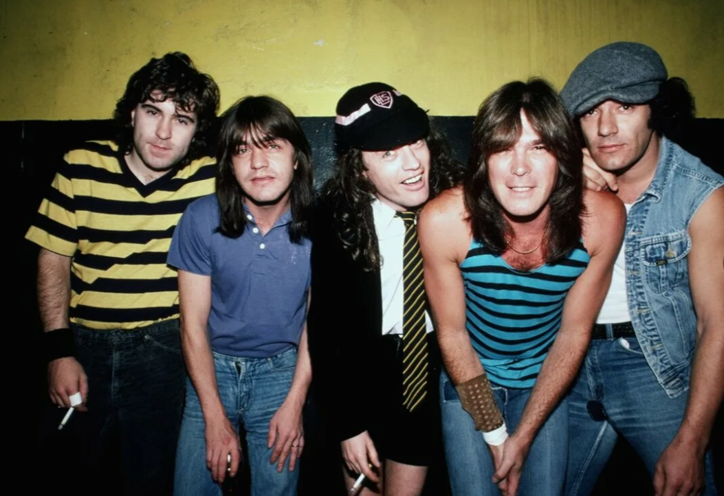 обновлённый состав AC/DC (1980) Брайн Джонсон крайний справа. (листайте назад)
