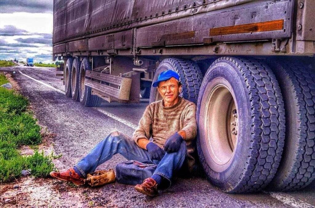 дальнобойщик. Volvo vnl 2022 салон. водитель грузового автомобиля. шофер грузовика. российские дальнобойщики.