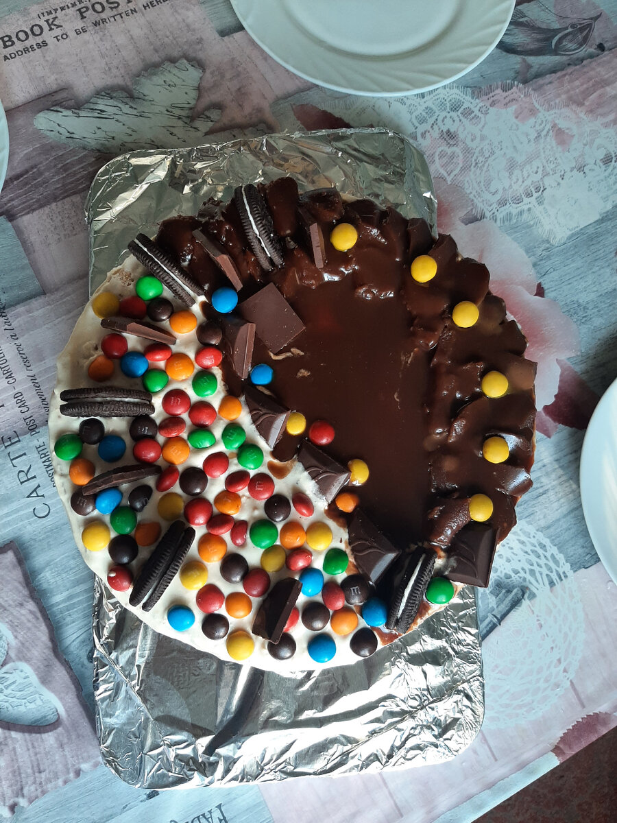 Торт украшен растопленным на паровой бане двумя плитами шоколада белого и молочного, а со стороны темного шоколада по краю спрятались дольки мандарина в шоколадной шутке. Остальные украшалки думаю вы узнали)