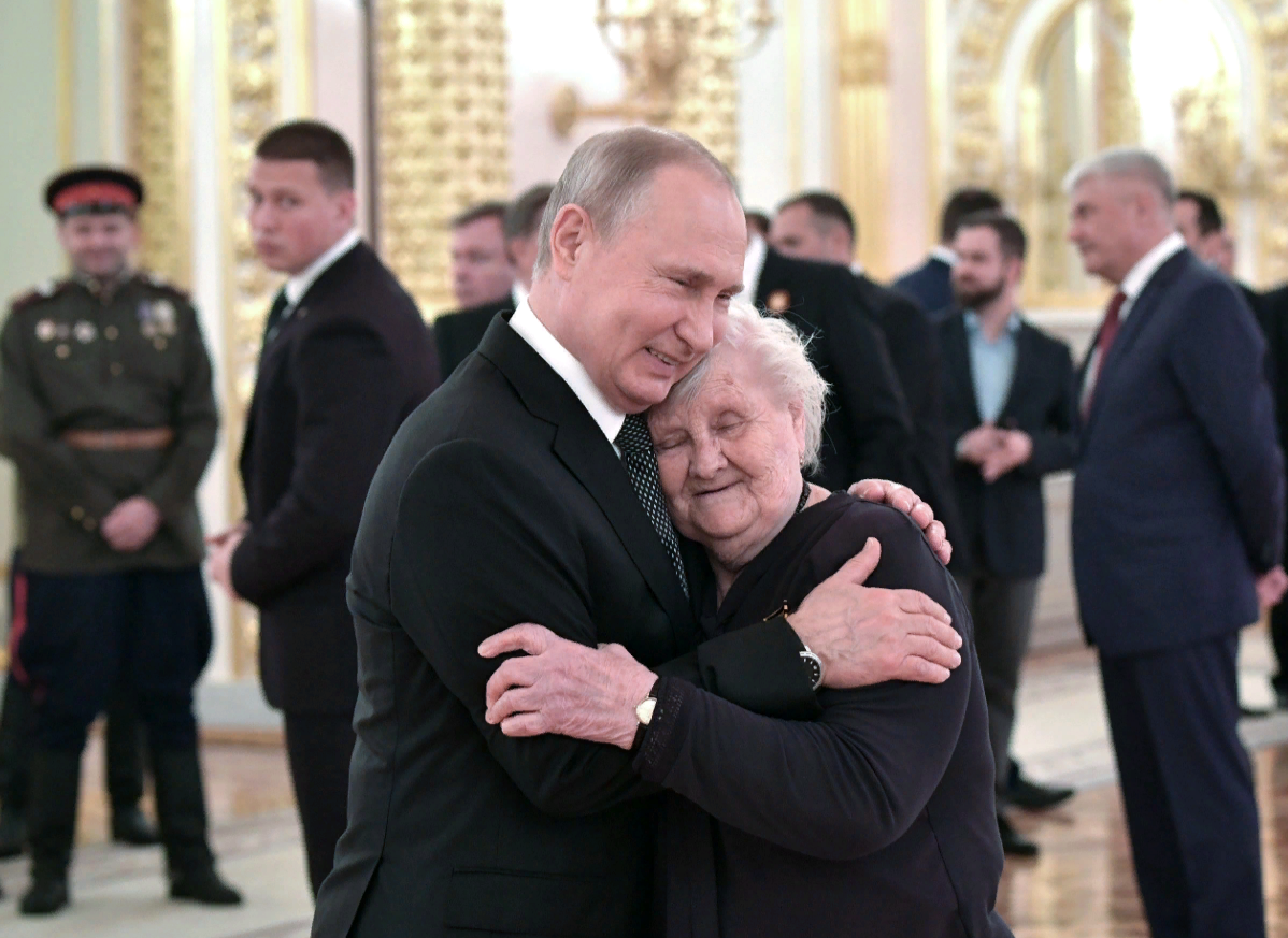 Аналитики уверены, что ближе к окончанию предвыборной кампании Путин обрадует всех россиян старше 55 лет приятной новостью.