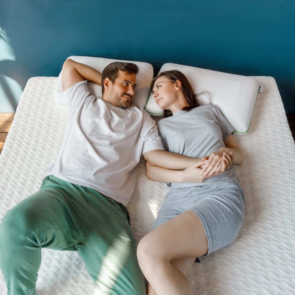 Треть жизни мы проводим во сне — и это если не считать то время, когда мы лежа читаем книги или смотрим фильмы. 
Давайте сравним матрас с автомобилем: некоторые люди тратят 2—4 часа в день для поездок на работу и обратно, и до 10 часов, если работа связана с постоянными поездками. Комфортная машина стоит в среднем от 1,5 миллиона рублей, и эти деньги многие готовы отдать или взять в кредит. А вот на здоровый сон не все готовы заплатить и 30 000 рублей: «Да он еще нормальный, можно спать».

На самом деле матрас напрямую влияет на наше здоровье и самочувствие. Если он выбран правильно, то позвоночник человека во сне находится в нужном положении, в мышцах шеи и спины нет лишнего напряжения, и поэтому они не болят. Мы высыпаемся и встаем с утра в хорошем настроении.

А теперь хотим поделиться простой пошаговой инструкцией, благодаря которой вы сможете самостоятельно подобрать матрас, на котором будет комфортно спать. В самом конце мы делимся лайфхаками, на что обратить внимание, если захотите сэкономить на покупке.

Шаг 1. Размер

Для начала нужно определиться с размером. Чаще всего матрас покупают к уже имеющейся кровати, поэтому нужно опираться на ее параметры, не забывая, что матрас не должен свисать или быть меньше основания.

Как профессионалы, для совместного сна мы советуем обращать внимание на кровати от 140 см до 180 в ширину и 200 см в длину. Это оптимально для людей стандартной комплекции и роста, ведь двуспальный матрас для пары должен отвечать потребностям и учитывать физиологические особенности сразу обоих партнеров. Он должен устраивать обоих по уровню жесткости, быть достаточно просторным, чтобы оба человека уместились на нем с комфортом, и на нем можно было ворочаться, не мешая друг другу.

Шаг 2. Жесткость

Самая сложная задача при выборе матраса — определить необходимый уровень жесткости. Многие заблуждаются, когда думают, что чем жестче матрас, тем он полезнее для позвоночника и спины в целом. Это не так — например, людям до 50 кг при росте от 155 см лучше спать на мягком или средней жесткости матрасе.

Сон на очень жесткой поверхности приведет к тому, что максимальную нагрузку получат плечи и бедра — они просто не смогут погрузиться в верхние слои матраса и будут лежать, как на доске. Поясничный отдел в это время не получит должной поддержки, и это приведет к перенапряжению мышц.

Еще при сне на жестком матрасе нарушается работа кровеносной системы: некоторые сосуды пережимаются, а это приводит к проблемам с циркуляцией крови, онемению конечностей, затеканию мышц и общему состоянию усталости после сна.

Впрочем, слишком мягкий матрас не менее вреден для здоровья. На такой поверхности позвоночник сильно прогибается и принимает форму полумесяца: снова происходит перенапряжение мышц, сдавливаются легкие, а дыхание затрудняется.

Важно, чтобы матрас во время сна поддерживал прямую линию позвоночника.



Выбор жесткости матраса будет зависеть от возраста, веса и наличия заболеваний.

Подросткам и молодым людям до 25 лет подойдут модели средней жесткости либо, если есть проблемы с лишним весом, — высокой.

Людям от 25 до 50 лет можно выбирать матрас любой жесткости в зависимости от личных предпочтений и веса.

После 50 лет противопоказаны жесткие матрасы — сон на них может привести к серьезным проблемам с межпозвоночными дисками. Лучше выбирать между средне-жесткими и мягкими моделями.

Если у человека есть проблемы с опорно-двигательным аппаратом, в таком случае будет хорошо предварительно проконсультироваться с лечащим врачом и передать рекомендации консультанту в магазине.





Шаг 3. Наполнение

Наполнение для матраса решает сразу несколько вопросов: распределение нагрузок на тело, отведение влаги, обеспечение циркуляции воздуха и температурного баланса, создание необходимой степени жесткости.

Существуют пружинные и беспружинные матрасы с наполнением из пен различной плотности и свойств. Коротко расскажем о каждом.

Матрасы с независимыми пружинами. В них каждая пружина находится в индивидуальном чехле — она не связана с другими и сжимается отдельно. Поверхность прогибается только там, где нужно, поэтому такие матрасы подходят для поддержки правильного положения позвоночника.

Еще такие независимые блоки не скрипят и не издают металлического скрежета. Во всяком случае, если они не деформированы от времени или от неправильного использования.

Беспружинные матрасы. В них скомбинированы несколько различных наполнителей — например, пена с эффектом памяти, неолатекс и неококос. Один из них является основой, а второй формирует степень жесткости. Например, основой может являться пена высокой плотности, поверх которой располагаются слои пены с добавлением угля, а комфортным слоем будет пена с эффектом памяти — это типичный пример универсального матраса средней жесткости.

Какой матрас лучше: пружинный или беспружинный?

Однозначного ответа дать невозможно. У каждого вида есть свои плюсы и минусы.

Пружинные матрасы стоят дороже, но считаются более современными и эргономичными. Независимость пружин позволяет подстраиваться под все контуры тела. Например, если лечь на бок, пружины под плечом и бедром продавятся чуть сильнее, чем в районе талии и колен — благодаря этому позвоночник остается прямым. В одном матрасе может быть до одной тысячи пружин на спальное место — чем их больше, тем лучше матрас поддерживает позвоночник и подстраивается под вас.

Однако такие матрасы достаточно тяжелы и громоздки. Их сложно перевозить и упаковывать при переездах.

Беспружинные матрасы поддерживают тело за счет наполнителя. Современные варианты, например со слоем пены с эффектом памяти — «мемориформ», — обеспечивают максимально правильную поддержку позвоночника. К тому же они легче пружинных матрасов, и их можно скатывать в рулон, а значит, удобнее перевозить с места на место.

Теперь расскажем, какие пены бывают и чем они отличаются.

Пена с эффектом памяти — называется так, потому что всегда возвращается в исходную форму. Если лежать на нем неделю, а потом встать — в течение 15 секунд поверхность снова станет ровной. Каждый раз, когда ложитесь на него снова или переворачиваетесь во сне, то материал подстравивается под контуры и вес тела. Такое свойство — основа ортопедического эффекта.

Гипоаллергенная пена NeoCocos. Это аналог натурального кокоса, который подходит аллергикам в том числе. Матрасы с таким наполнителем хорошо отводят тепло, поэтому на таком матрасе не жарко спать. NeoCocos — жесткий материал, но все же это не бетонная плита: немного пружинит и имеет ортопедический эффект.

Высокотехнологичная пена Neolatex. Натуральный латекс быстрее других наполнителей изнашивается от тяжелого веса и активных движений, поэтому рекомендуем использовать его технологичный аналог, который похож по ощущениям и свойствам с натуральным латексом, но в отличие от натурального материала, гипоаллергеннен и свободно пропускает воздух. В отличие от пены с эффектом памяти, ощущения, что вы в нем тонете, нет.

Технологичная пена darwin hard — это пена высокой плотности, которая часто служит основой для беспружинных матрасов. Она обеспечивает равномерное распределение нагрузки на все тело, улучшает циркуляцию крови и общее состояние организма после сна. А также вы не почувствуете движения партнера по кровати, если вы спите не один.

Пена с добавлением угля hard charcoal. Все мы знаем о том, что в матрасе могут жить посторонние микроорганизмы. Пена с добавлением угля препятствует размножению бактерий в самом матрасе во время всего срока использования

На что обратить внимание, если хотите сэкономить

Срок эксплуатации

У матрасов с большим сроком службы цена выше, но если купить такой матрас один раз, то получится дешевле, чем несколько раз покупать матрасы попроще. Например, матрас за 50 000 ₽ прослужит 20 лет, а матрас за 25 000 ₽ — 5 лет. За 20 лет нужно будет 4 матраса по 25 000 ₽. В итоге, если вы каждый раз будете покупать дешевый матрас, то переплатите 50 000 ₽.

Конструкция

Пружинный матрас всегда стоит дороже, чем беспружинный. Вы можете немало сэкономить, если выберете матрас без пружин, при этом ощущения и срок службы будут одинаковыми.

Дополнительные эффекты:

Охлаждающий эффект, ароматические и целебные пропитки увеличивают цену, но не добавляют матрасу пользы. Эффект прохлады не будет ощущаться под простыней и наматрасником, а пропитки могут вызвать аллергию.
