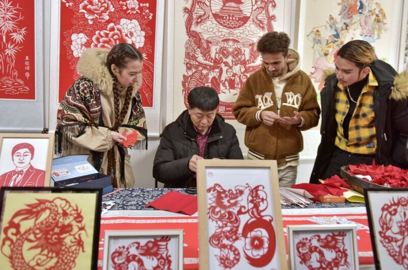 Учитель показывает как вырезать не сложные элементы