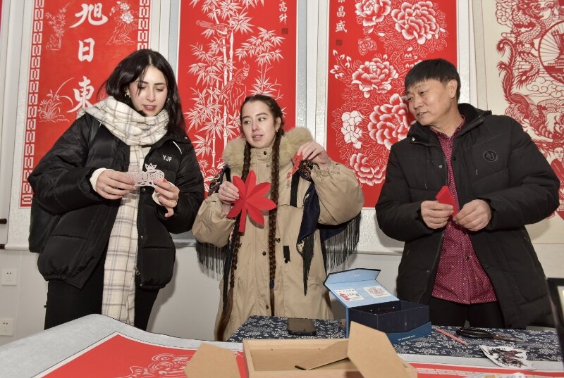 На заднем плане, тоже резные картины из бумаги 