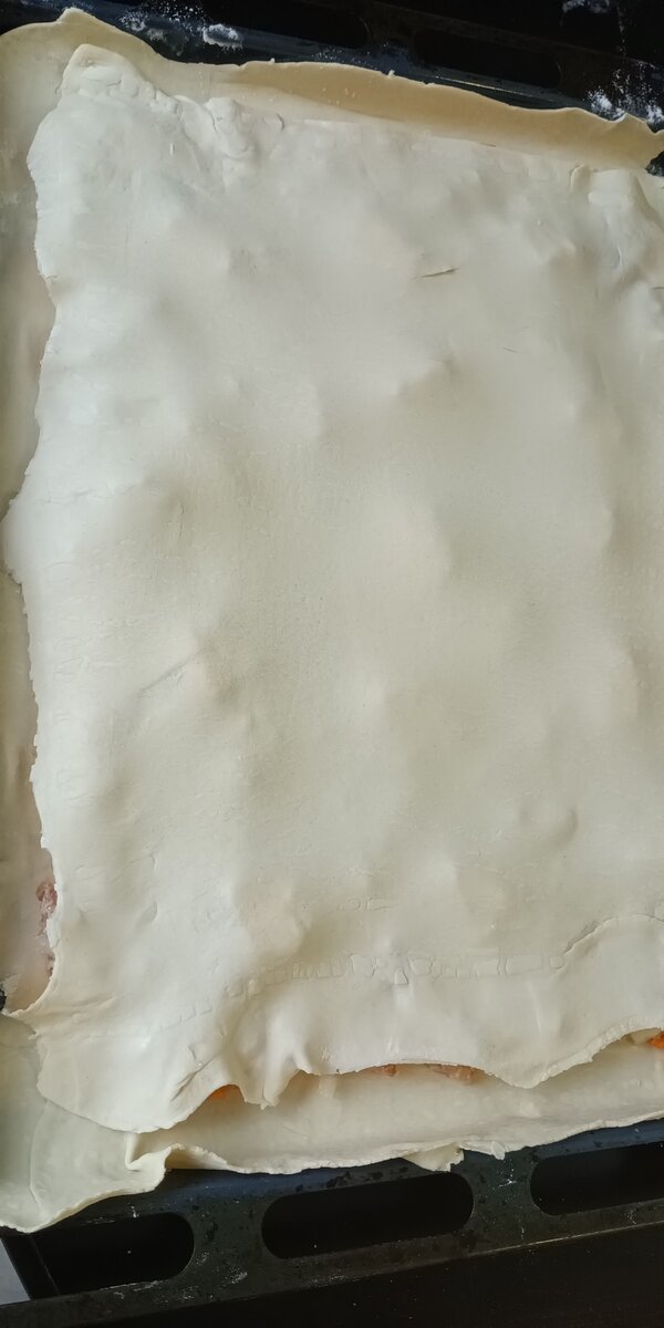 Выпечка из слоеного теста. Слоеное тесто с начинкой. Пирог из слоеного теста. Слойки из слоеного теста. Начинка в слоеном тесте.