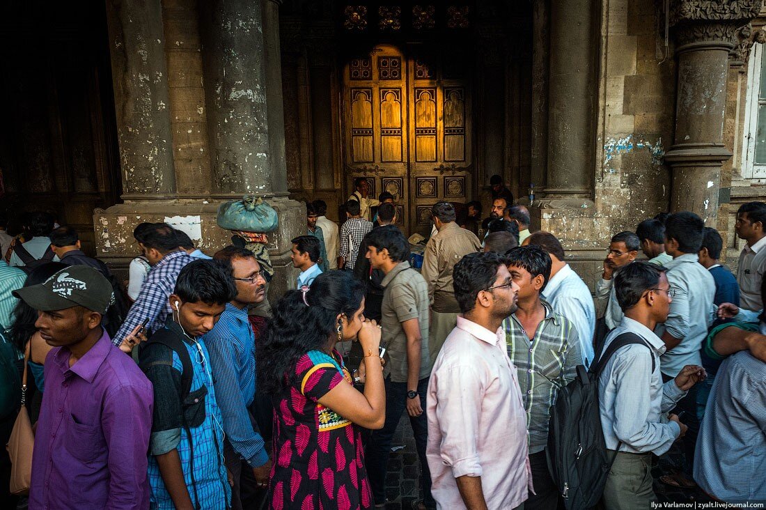 Они ходят по ночам. Проснулся посреди ночи. Девушка в переулке ночью. Полумрак в комнате. Сон в темноте.