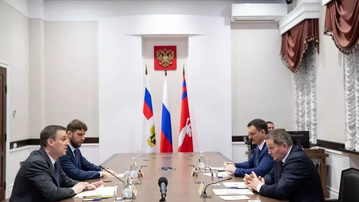     Министр сельского хозяйства РФ Дмитрий Патрушев и Андрей Бочаров обсудили вопросы АПК в преддверии весеннего сева, сообщает администрация региона.