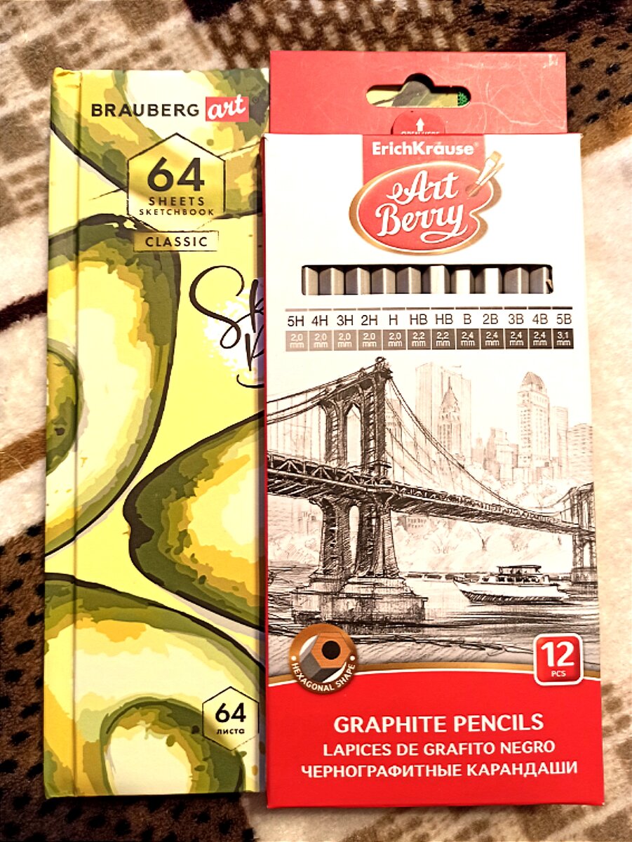 Моя любовь к графике безгранична🥰Начала новый скетчбук.