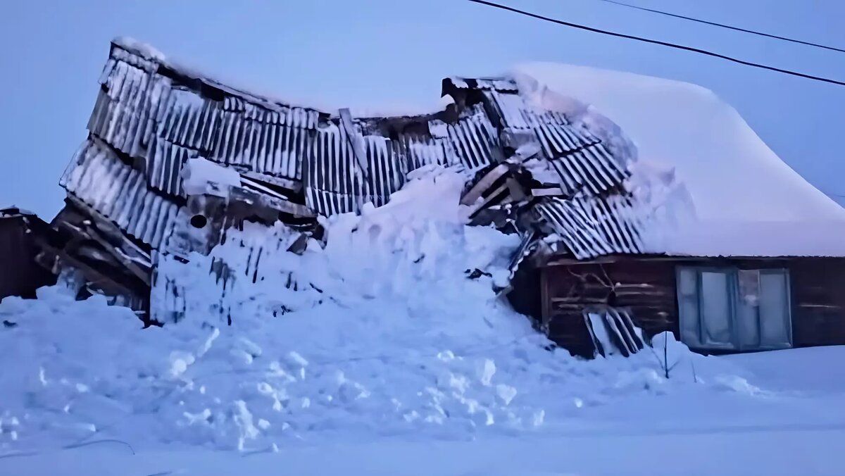 Крыша дома обрушилась под тяжестью снега в Якшур-Бодьинском районе Удмуртии  | udm-info.ru | Дзен