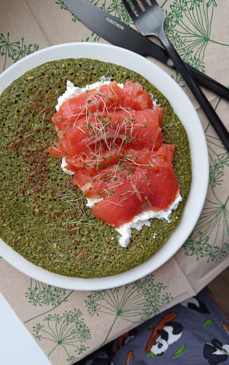 Кто-то до сих пор не хочет такой овсяноблин? :) Цвет - для настроения. Ингредиенты - для здоровья. Подала со слабосолёной форелью, рикоттой и микрозеленью семян чиа. Если вы обратили внимание на то, как панды на моих штанах сочетаются с белой тарелкой, рикоттой и приборами, то моё вам почтение :) Детали во всём :)